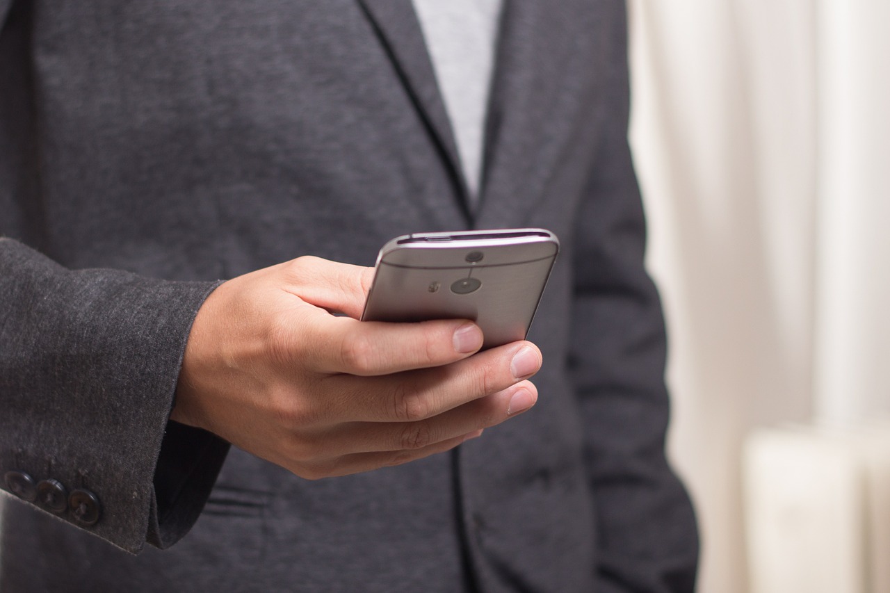 Man reading a website on his smartphone