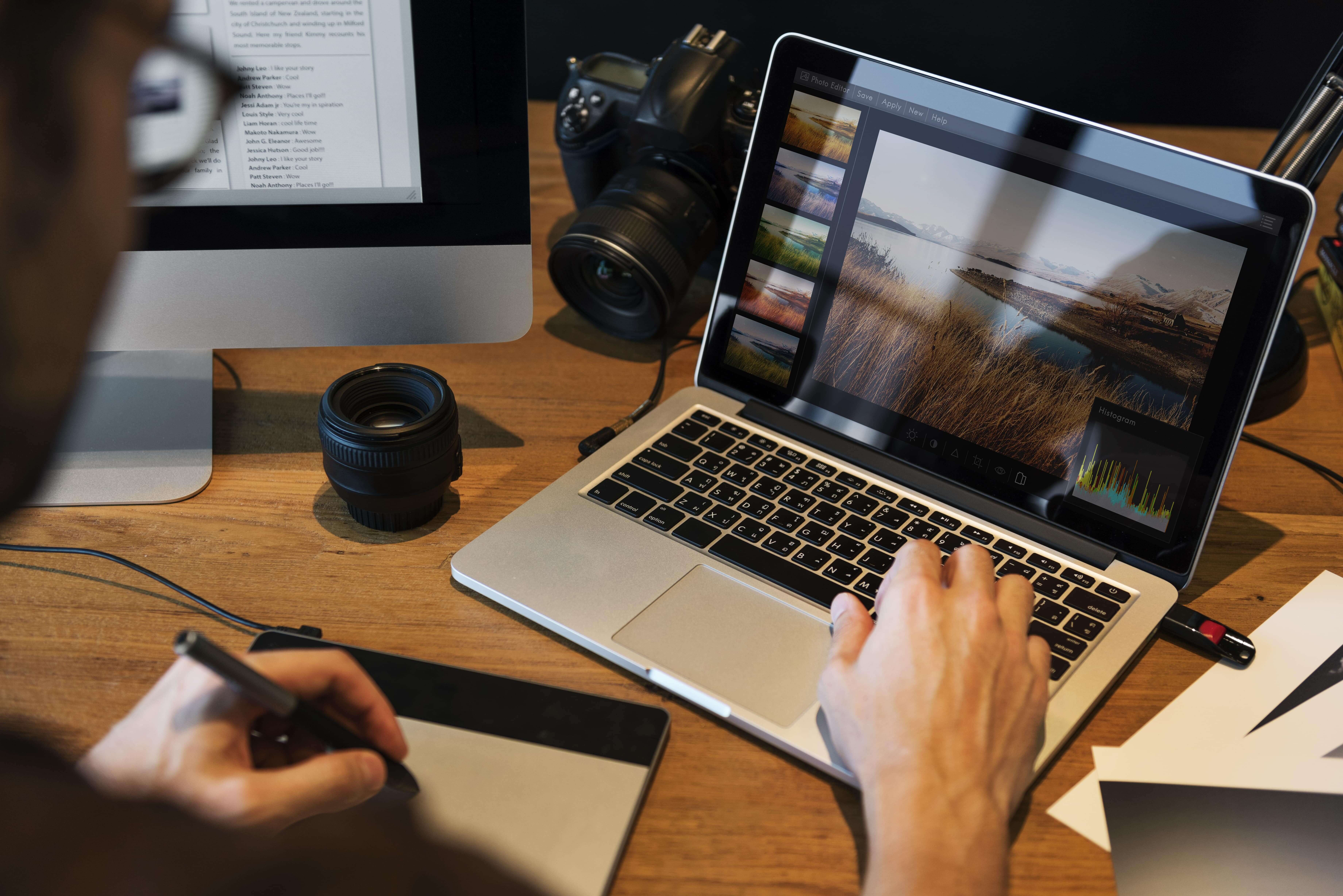 photography-editing-on-laptop
